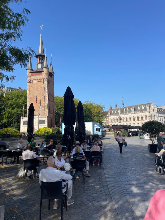 Weekmarkt Kortrijk – inspiratie voor schilderijen van Hilde Maes